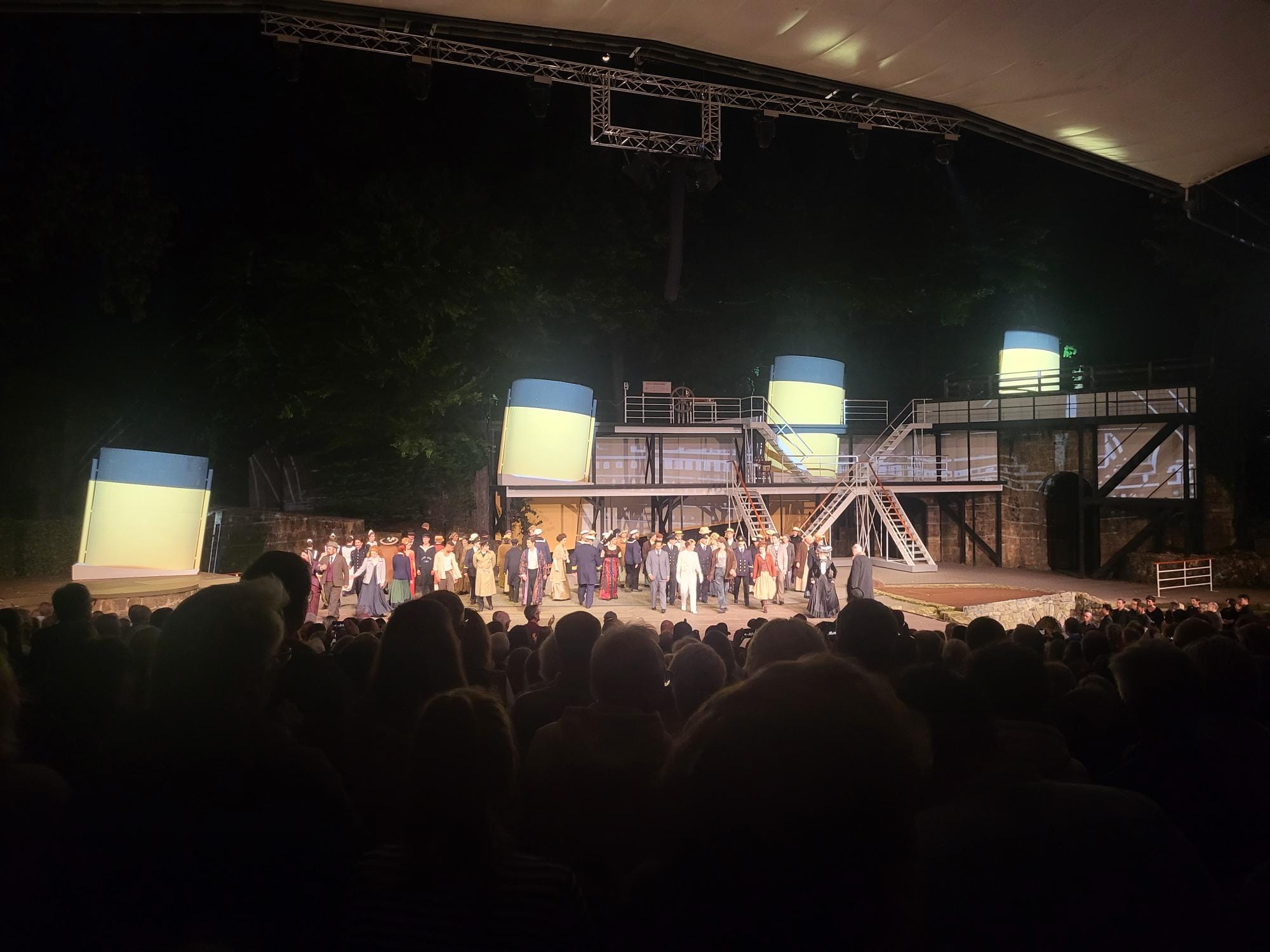 Escort mira mesa even reaching to the stunning figure, the