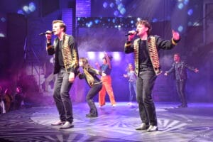 Musical "Abenteuerland": Cast überreicht Spendencheck in Höhe von 68.500 Euro an "Die Arche"! » Abenteuerland