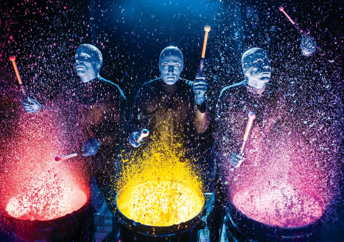Blue Man Group begeistert farbenfroh mit Mischung aus Komik und Musik in Berlin