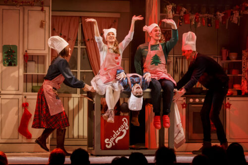 Schmidts Tivoli - Premiere von „Die Weihnachtsbäckerei“ - Das Musical mit den Liedern von Rolf Zuckowski von Martin Lingnau und Hannah Kohl.
Kann man Schnee wirklich herbeiwünschen? Gibt es tatsächlich Hunde, die sprechen, singen und auch noch das Publikum dirigieren können? Kann ein Schneemann singen und tanzen? Was ist eine Bim-Bam-Bella-Tinkie-Trixie-Ich- bin-Deine-Freundin-Puppe? Ist der Weihnachtsmann manchmal eigentlich auch eine Weihnachtsfrau? Und wo ist überhaupt das Rezept für die Weihnachtskekse geblieben?
Antworten auf all diese Fragen gibt das Musical „Die Weihnachtsbäckerei“, in dem die drei Geschwister Jonas, Paul und Emily gemeinsam mit ihrem Hund Muffin so einige Abenteuer erleben.
„Die Weihnachtsbäckerei“ wird in diesem Winter im Schmidts Tivoli zum ersten Mal überhaupt auf der Musicalbühne lebendig. Erzählt wird eine turbulente Geschichte zur Vorweihnachtszeit, eingebettet sind 20 der schönsten Winter- und Weihnachtslieder von Rolf Zuckowski – natürlich auch das bekannte Titellied.
Eine Koproduktion von Schmidts Tivoli und Stückgut.
Hier bei der Uraufführung am 2. Dezember 2018 im Schmidts Tivoli Weitere Vorstellungen: 5. Dezember bis 6. Januar 2019 Alle Termine und Uhrzeiten auf tivoli.de
Kinder (bis 14 Jahre): 11 € bis 15,40 € | Erwachsene: 17,60 bis 22 € (jeweils zzgl. 2,- € Systemgebühr je Ticket) Karten unter 040 / 31 77 88 99 und www.tivoli.de
Die Vorstellung dauert 65 Minuten (ohne Pause).
Empfohlen für Menschen ab vier Jahren.
Photo: Schmidts Tivoli/Morris Mac Matzen/mmacm.com