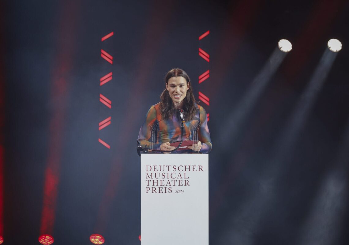 Deutscher Musical Theater Preis 2024 - Die Gala im Theater des Westens in Berlin, am 21.10.2024. 

Die Preisverleihung auf der Bühne im Theater des Westens.

Der Deutsche Musical Theater Preis ist einer der wichtigsten Bühnenpreise Deutschlands und zudem die einzige Auszeichnung für deutschsprachige Musicals, die von Profis an Profis verliehen wird. In 16 Kategorien nominiert die Deutsche Musical Akademie herausragende deutschsprachige Musicalproduktionen aus der Spielzeit 2023/2024 und lobt einen Ehrenpreis aus. Der Deutsche Musical Theater Preis wird am 21. Oktober im Rahmen einer großen Gala im Theater des Westens in Berlin verliehen. Durch den Abend führt Jannik Schümann. Zur Preisverleihung sind zahlreiche prominente Gäste aus Kultur, Politik und Show-Business eingeladen.
Photo: Deutsche Musical Akademie/mmacm.com