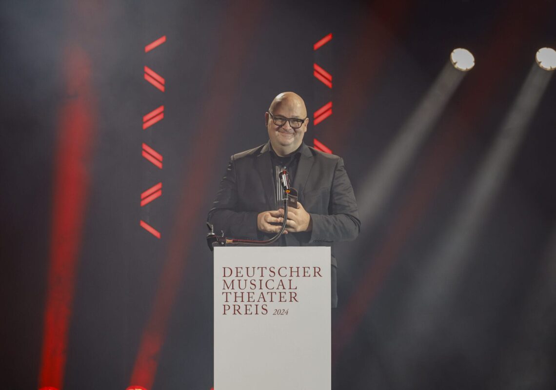 Deutscher Musical Theater Preis 2024 - Die Gala im Theater des Westens in Berlin, am 21.10.2024. 

Die Preisverleihung auf der Bühne im Theater des Westens.

Der Deutsche Musical Theater Preis ist einer der wichtigsten Bühnenpreise Deutschlands und zudem die einzige Auszeichnung für deutschsprachige Musicals, die von Profis an Profis verliehen wird. In 16 Kategorien nominiert die Deutsche Musical Akademie herausragende deutschsprachige Musicalproduktionen aus der Spielzeit 2023/2024 und lobt einen Ehrenpreis aus. Der Deutsche Musical Theater Preis wird am 21. Oktober im Rahmen einer großen Gala im Theater des Westens in Berlin verliehen. Durch den Abend führt Jannik Schümann. Zur Preisverleihung sind zahlreiche prominente Gäste aus Kultur, Politik und Show-Business eingeladen.
Photo: Deutsche Musical Akademie/mmacm.com
