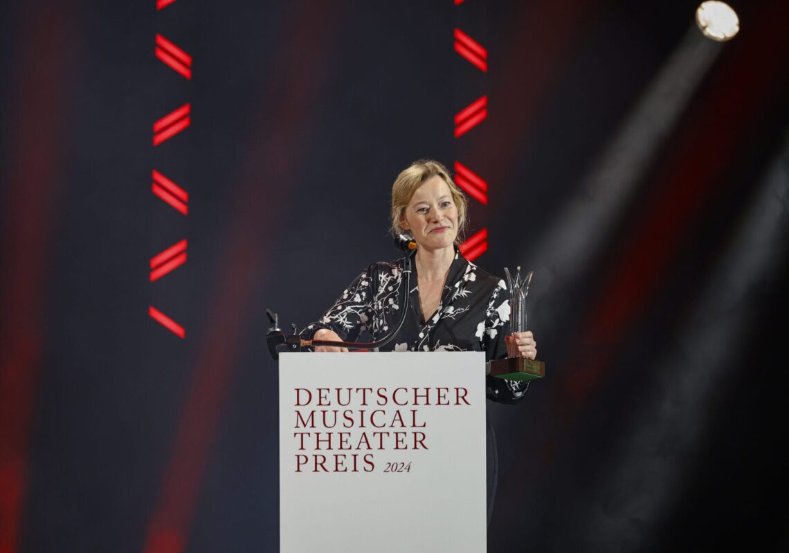 Deutscher Musical Theater Preis 2024 - Die Gala im Theater des Westens in Berlin, am 21.10.2024. 

Die Preisverleihung auf der Bühne im Theater des Westens.

Der Deutsche Musical Theater Preis ist einer der wichtigsten Bühnenpreise Deutschlands und zudem die einzige Auszeichnung für deutschsprachige Musicals, die von Profis an Profis verliehen wird. In 16 Kategorien nominiert die Deutsche Musical Akademie herausragende deutschsprachige Musicalproduktionen aus der Spielzeit 2023/2024 und lobt einen Ehrenpreis aus. Der Deutsche Musical Theater Preis wird am 21. Oktober im Rahmen einer großen Gala im Theater des Westens in Berlin verliehen. Durch den Abend führt Jannik Schümann. Zur Preisverleihung sind zahlreiche prominente Gäste aus Kultur, Politik und Show-Business eingeladen.
Photo: Deutsche Musical Akademie/mmacm.com