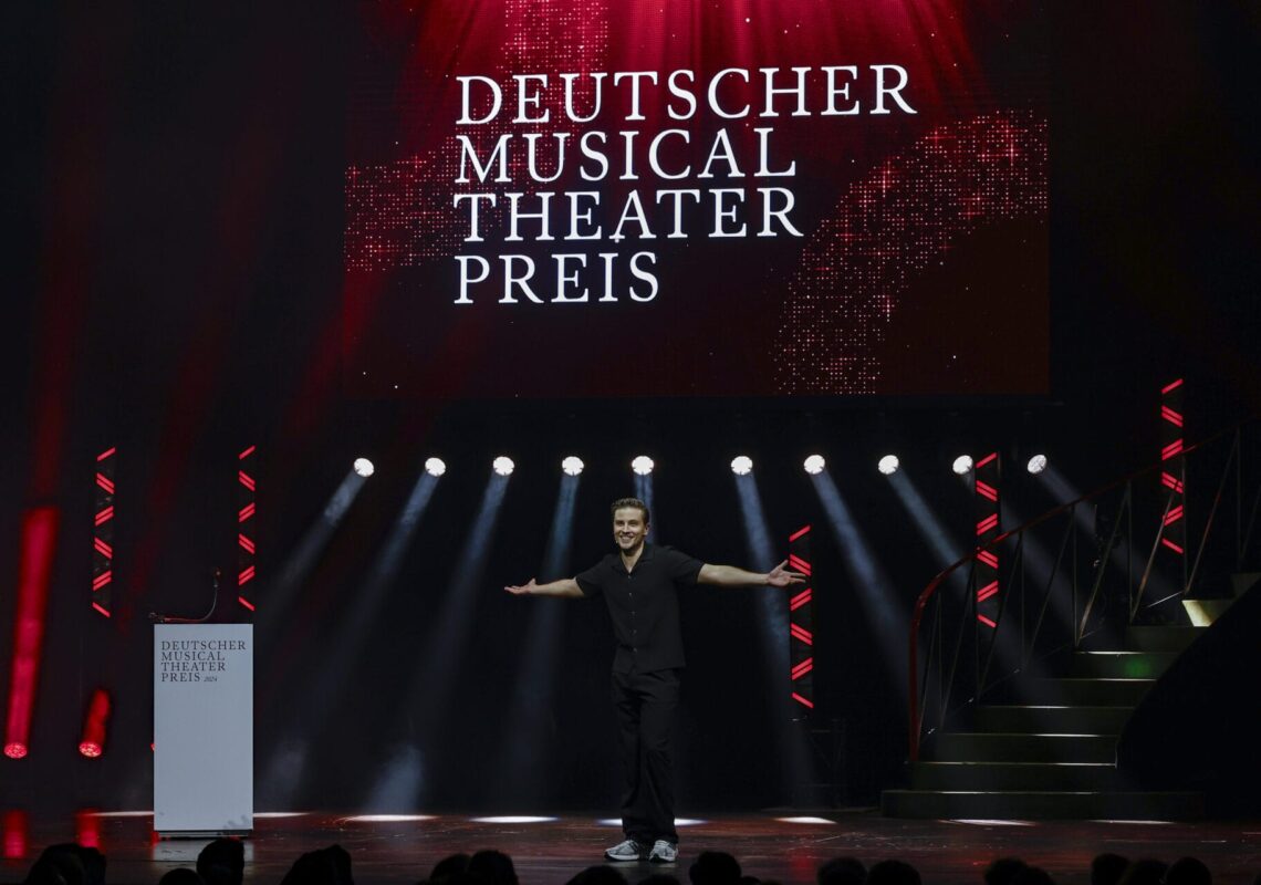 Deutscher Musical Theater Preis 2024 - Die Gala im Theater des Westens in Berlin, am 21.10.2024. 

Die Preisverleihung auf der Bühne im Theater des Westens.

Der Deutsche Musical Theater Preis ist einer der wichtigsten Bühnenpreise Deutschlands und zudem die einzige Auszeichnung für deutschsprachige Musicals, die von Profis an Profis verliehen wird. In 16 Kategorien nominiert die Deutsche Musical Akademie herausragende deutschsprachige Musicalproduktionen aus der Spielzeit 2023/2024 und lobt einen Ehrenpreis aus. Der Deutsche Musical Theater Preis wird am 21. Oktober im Rahmen einer großen Gala im Theater des Westens in Berlin verliehen. Durch den Abend führt Jannik Schümann. Zur Preisverleihung sind zahlreiche prominente Gäste aus Kultur, Politik und Show-Business eingeladen.
Photo: Deutsche Musical Akademie/mmacm.com