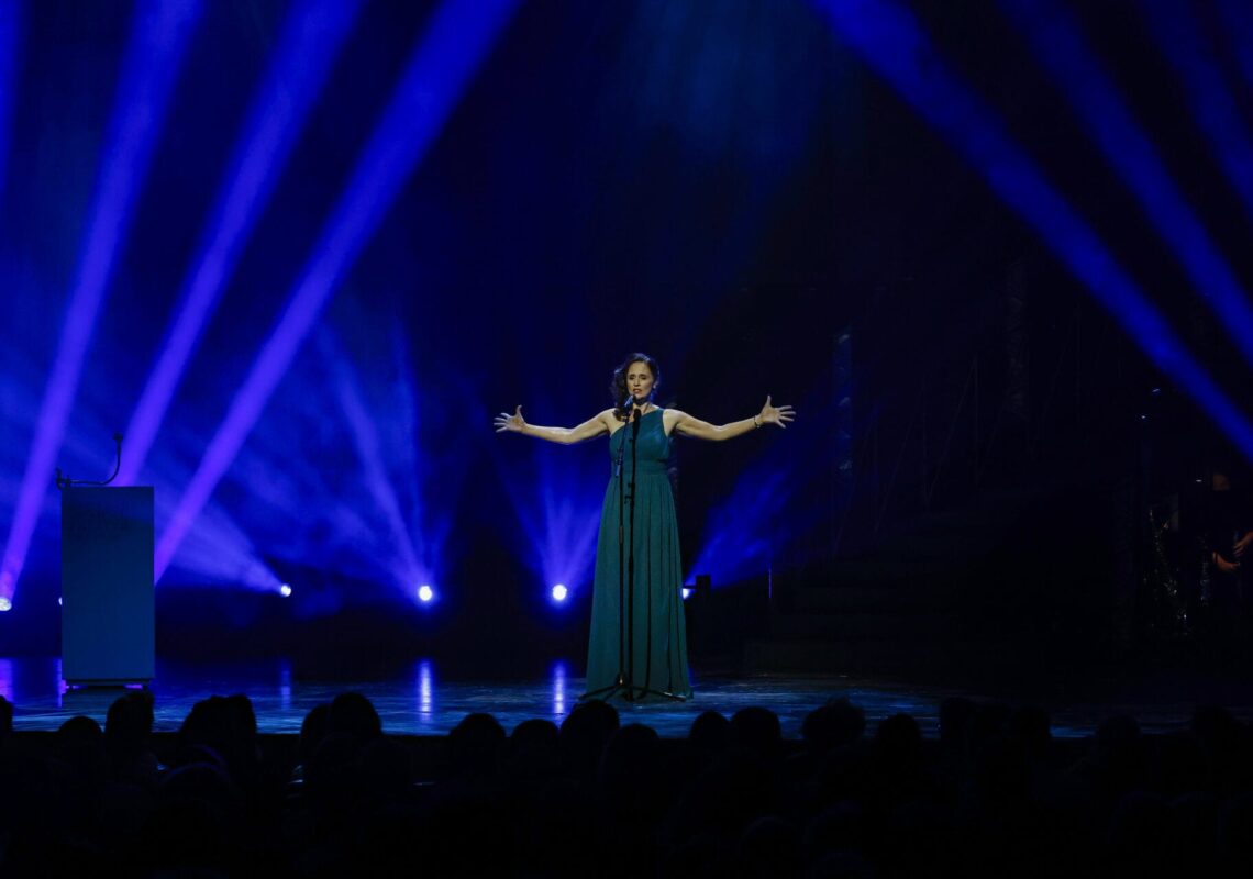 Deutscher Musical Theater Preis 2024 - Die Gala im Theater des Westens in Berlin, am 21.10.2024. 

Die Preisverleihung auf der Bühne im Theater des Westens.

Der Deutsche Musical Theater Preis ist einer der wichtigsten Bühnenpreise Deutschlands und zudem die einzige Auszeichnung für deutschsprachige Musicals, die von Profis an Profis verliehen wird. In 16 Kategorien nominiert die Deutsche Musical Akademie herausragende deutschsprachige Musicalproduktionen aus der Spielzeit 2023/2024 und lobt einen Ehrenpreis aus. Der Deutsche Musical Theater Preis wird am 21. Oktober im Rahmen einer großen Gala im Theater des Westens in Berlin verliehen. Durch den Abend führt Jannik Schümann. Zur Preisverleihung sind zahlreiche prominente Gäste aus Kultur, Politik und Show-Business eingeladen.
Photo: Deutsche Musical Akademie/mmacm.com