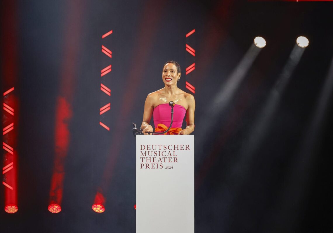Deutscher Musical Theater Preis 2024 - Die Gala im Theater des Westens in Berlin, am 21.10.2024. 

Die Preisverleihung auf der Bühne im Theater des Westens.

Der Deutsche Musical Theater Preis ist einer der wichtigsten Bühnenpreise Deutschlands und zudem die einzige Auszeichnung für deutschsprachige Musicals, die von Profis an Profis verliehen wird. In 16 Kategorien nominiert die Deutsche Musical Akademie herausragende deutschsprachige Musicalproduktionen aus der Spielzeit 2023/2024 und lobt einen Ehrenpreis aus. Der Deutsche Musical Theater Preis wird am 21. Oktober im Rahmen einer großen Gala im Theater des Westens in Berlin verliehen. Durch den Abend führt Jannik Schümann. Zur Preisverleihung sind zahlreiche prominente Gäste aus Kultur, Politik und Show-Business eingeladen.
Photo: Deutsche Musical Akademie/mmacm.com