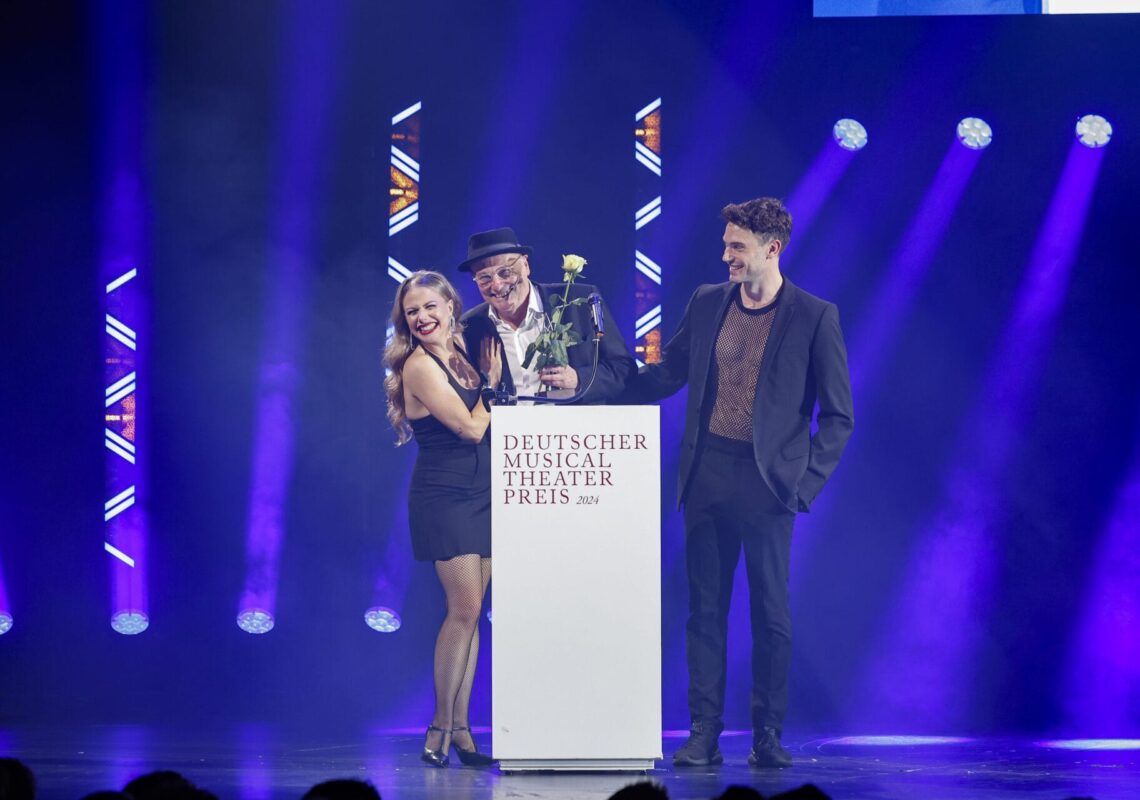 Deutscher Musical Theater Preis 2024 - Die Gala im Theater des Westens in Berlin, am 21.10.2024. 

Die Preisverleihung auf der Bühne im Theater des Westens.

Der Deutsche Musical Theater Preis ist einer der wichtigsten Bühnenpreise Deutschlands und zudem die einzige Auszeichnung für deutschsprachige Musicals, die von Profis an Profis verliehen wird. In 16 Kategorien nominiert die Deutsche Musical Akademie herausragende deutschsprachige Musicalproduktionen aus der Spielzeit 2023/2024 und lobt einen Ehrenpreis aus. Der Deutsche Musical Theater Preis wird am 21. Oktober im Rahmen einer großen Gala im Theater des Westens in Berlin verliehen. Durch den Abend führt Jannik Schümann. Zur Preisverleihung sind zahlreiche prominente Gäste aus Kultur, Politik und Show-Business eingeladen.
Photo: Deutsche Musical Akademie/mmacm.com