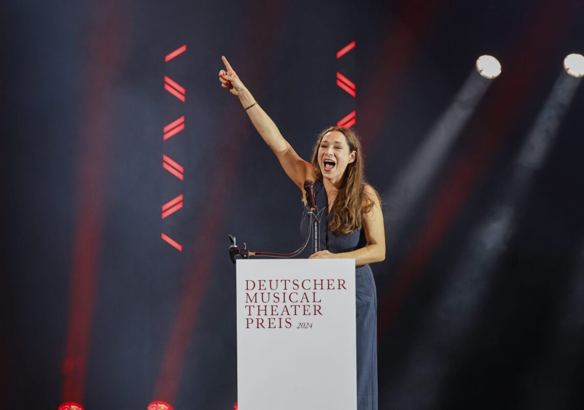 Deutscher Musical Theater Preis 2024 - Die Gala im Theater des Westens in Berlin, am 21.10.2024. 

Die Preisverleihung auf der Bühne im Theater des Westens.

Der Deutsche Musical Theater Preis ist einer der wichtigsten Bühnenpreise Deutschlands und zudem die einzige Auszeichnung für deutschsprachige Musicals, die von Profis an Profis verliehen wird. In 16 Kategorien nominiert die Deutsche Musical Akademie herausragende deutschsprachige Musicalproduktionen aus der Spielzeit 2023/2024 und lobt einen Ehrenpreis aus. Der Deutsche Musical Theater Preis wird am 21. Oktober im Rahmen einer großen Gala im Theater des Westens in Berlin verliehen. Durch den Abend führt Jannik Schümann. Zur Preisverleihung sind zahlreiche prominente Gäste aus Kultur, Politik und Show-Business eingeladen.
Photo: Deutsche Musical Akademie/mmacm.com