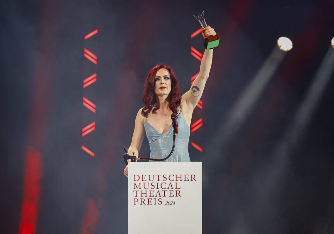 Deutscher Musical Theater Preis 2024 - Die Gala im Theater des Westens in Berlin, am 21.10.2024. 

Die Preisverleihung auf der Bühne im Theater des Westens.

Der Deutsche Musical Theater Preis ist einer der wichtigsten Bühnenpreise Deutschlands und zudem die einzige Auszeichnung für deutschsprachige Musicals, die von Profis an Profis verliehen wird. In 16 Kategorien nominiert die Deutsche Musical Akademie herausragende deutschsprachige Musicalproduktionen aus der Spielzeit 2023/2024 und lobt einen Ehrenpreis aus. Der Deutsche Musical Theater Preis wird am 21. Oktober im Rahmen einer großen Gala im Theater des Westens in Berlin verliehen. Durch den Abend führt Jannik Schümann. Zur Preisverleihung sind zahlreiche prominente Gäste aus Kultur, Politik und Show-Business eingeladen.
Photo: Deutsche Musical Akademie/mmacm.com