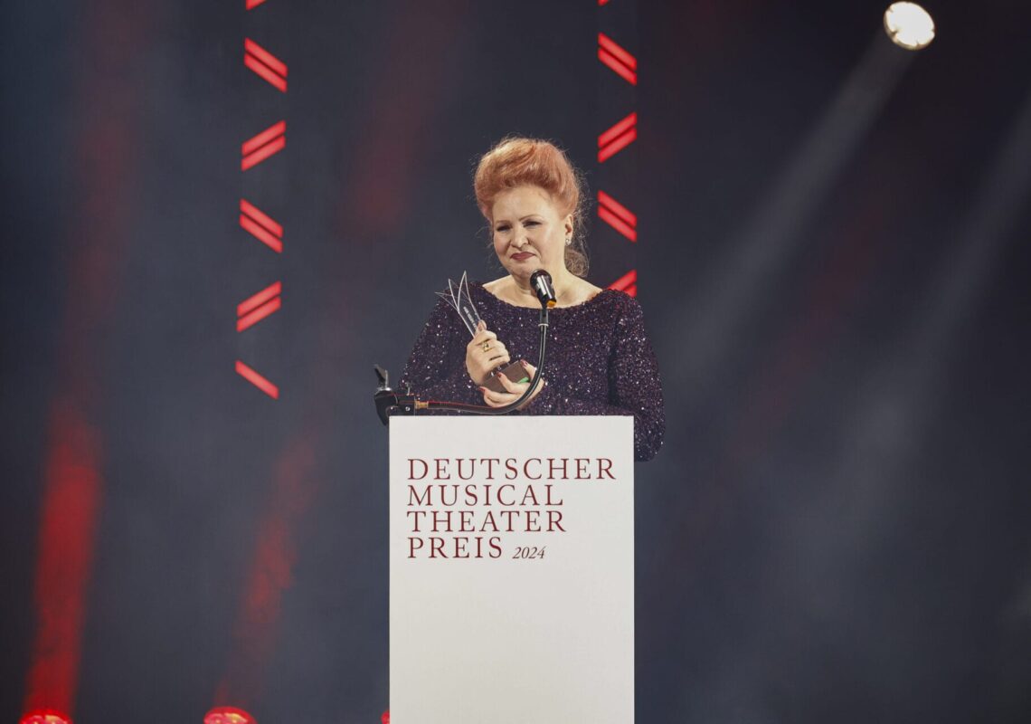 Deutscher Musical Theater Preis 2024 - Die Gala im Theater des Westens in Berlin, am 21.10.2024. 

Die Preisverleihung auf der Bühne im Theater des Westens.

Der Deutsche Musical Theater Preis ist einer der wichtigsten Bühnenpreise Deutschlands und zudem die einzige Auszeichnung für deutschsprachige Musicals, die von Profis an Profis verliehen wird. In 16 Kategorien nominiert die Deutsche Musical Akademie herausragende deutschsprachige Musicalproduktionen aus der Spielzeit 2023/2024 und lobt einen Ehrenpreis aus. Der Deutsche Musical Theater Preis wird am 21. Oktober im Rahmen einer großen Gala im Theater des Westens in Berlin verliehen. Durch den Abend führt Jannik Schümann. Zur Preisverleihung sind zahlreiche prominente Gäste aus Kultur, Politik und Show-Business eingeladen.
Photo: Deutsche Musical Akademie/mmacm.com