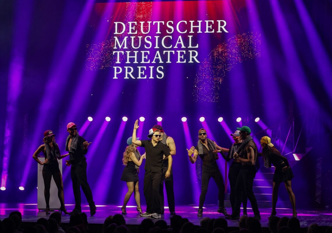 Deutscher Musical Theater Preis 2024 - Die Gala im Theater des Westens in Berlin, am 21.10.2024. 

Die Preisverleihung auf der Bühne im Theater des Westens.

Der Deutsche Musical Theater Preis ist einer der wichtigsten Bühnenpreise Deutschlands und zudem die einzige Auszeichnung für deutschsprachige Musicals, die von Profis an Profis verliehen wird. In 16 Kategorien nominiert die Deutsche Musical Akademie herausragende deutschsprachige Musicalproduktionen aus der Spielzeit 2023/2024 und lobt einen Ehrenpreis aus. Der Deutsche Musical Theater Preis wird am 21. Oktober im Rahmen einer großen Gala im Theater des Westens in Berlin verliehen. Durch den Abend führt Jannik Schümann. Zur Preisverleihung sind zahlreiche prominente Gäste aus Kultur, Politik und Show-Business eingeladen.
Photo: Deutsche Musical Akademie/mmacm.com
