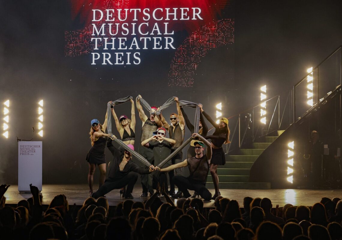 Deutscher Musical Theater Preis 2024 - Die Gala im Theater des Westens in Berlin, am 21.10.2024. 

Die Preisverleihung auf der Bühne im Theater des Westens.

Der Deutsche Musical Theater Preis ist einer der wichtigsten Bühnenpreise Deutschlands und zudem die einzige Auszeichnung für deutschsprachige Musicals, die von Profis an Profis verliehen wird. In 16 Kategorien nominiert die Deutsche Musical Akademie herausragende deutschsprachige Musicalproduktionen aus der Spielzeit 2023/2024 und lobt einen Ehrenpreis aus. Der Deutsche Musical Theater Preis wird am 21. Oktober im Rahmen einer großen Gala im Theater des Westens in Berlin verliehen. Durch den Abend führt Jannik Schümann. Zur Preisverleihung sind zahlreiche prominente Gäste aus Kultur, Politik und Show-Business eingeladen.
Photo: Deutsche Musical Akademie/mmacm.com