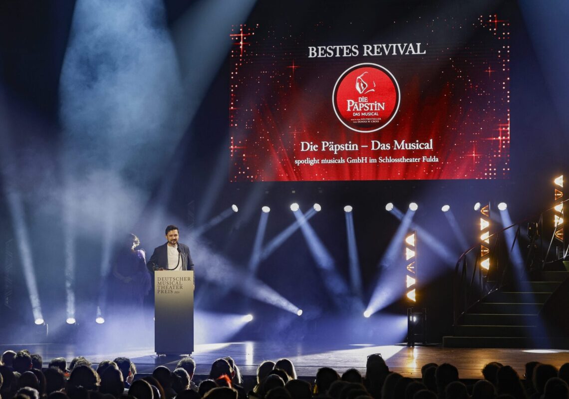 Deutscher Musical Theater Preis 2024 - Die Gala im Theater des Westens in Berlin, am 21.10.2024. 

Die Preisverleihung auf der Bühne im Theater des Westens.

Der Deutsche Musical Theater Preis ist einer der wichtigsten Bühnenpreise Deutschlands und zudem die einzige Auszeichnung für deutschsprachige Musicals, die von Profis an Profis verliehen wird. In 16 Kategorien nominiert die Deutsche Musical Akademie herausragende deutschsprachige Musicalproduktionen aus der Spielzeit 2023/2024 und lobt einen Ehrenpreis aus. Der Deutsche Musical Theater Preis wird am 21. Oktober im Rahmen einer großen Gala im Theater des Westens in Berlin verliehen. Durch den Abend führt Jannik Schümann. Zur Preisverleihung sind zahlreiche prominente Gäste aus Kultur, Politik und Show-Business eingeladen.
Photo: Deutsche Musical Akademie/mmacm.com