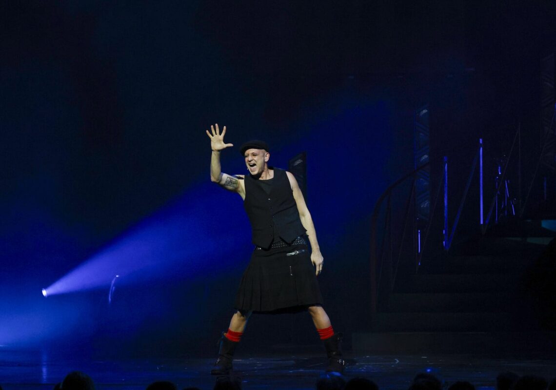 Deutscher Musical Theater Preis 2024 - Die Gala im Theater des Westens in Berlin, am 21.10.2024. 

Die Preisverleihung auf der Bühne im Theater des Westens.

Der Deutsche Musical Theater Preis ist einer der wichtigsten Bühnenpreise Deutschlands und zudem die einzige Auszeichnung für deutschsprachige Musicals, die von Profis an Profis verliehen wird. In 16 Kategorien nominiert die Deutsche Musical Akademie herausragende deutschsprachige Musicalproduktionen aus der Spielzeit 2023/2024 und lobt einen Ehrenpreis aus. Der Deutsche Musical Theater Preis wird am 21. Oktober im Rahmen einer großen Gala im Theater des Westens in Berlin verliehen. Durch den Abend führt Jannik Schümann. Zur Preisverleihung sind zahlreiche prominente Gäste aus Kultur, Politik und Show-Business eingeladen.
Photo: Deutsche Musical Akademie/mmacm.com