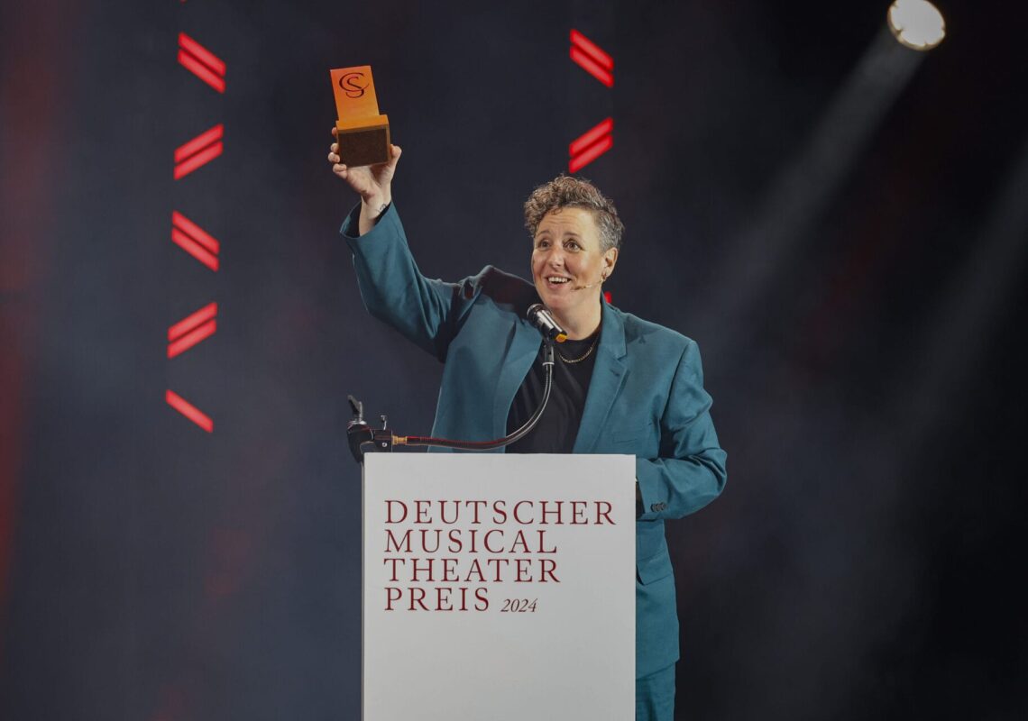 Deutscher Musical Theater Preis 2024 - Die Gala im Theater des Westens in Berlin, am 21.10.2024. 

Die Preisverleihung auf der Bühne im Theater des Westens.

Der Deutsche Musical Theater Preis ist einer der wichtigsten Bühnenpreise Deutschlands und zudem die einzige Auszeichnung für deutschsprachige Musicals, die von Profis an Profis verliehen wird. In 16 Kategorien nominiert die Deutsche Musical Akademie herausragende deutschsprachige Musicalproduktionen aus der Spielzeit 2023/2024 und lobt einen Ehrenpreis aus. Der Deutsche Musical Theater Preis wird am 21. Oktober im Rahmen einer großen Gala im Theater des Westens in Berlin verliehen. Durch den Abend führt Jannik Schümann. Zur Preisverleihung sind zahlreiche prominente Gäste aus Kultur, Politik und Show-Business eingeladen.
Photo: Deutsche Musical Akademie/mmacm.com