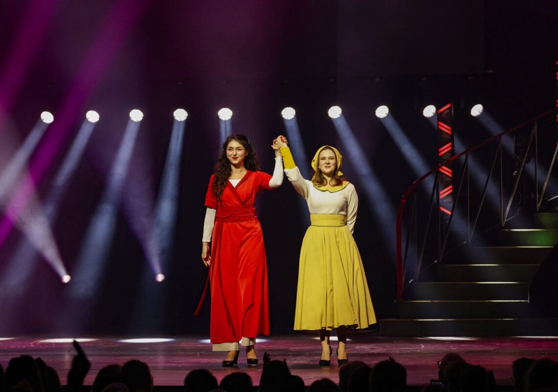 Deutscher Musical Theater Preis 2024 - Die Gala im Theater des Westens in Berlin, am 21.10.2024. 

Die Preisverleihung auf der Bühne im Theater des Westens.

Der Deutsche Musical Theater Preis ist einer der wichtigsten Bühnenpreise Deutschlands und zudem die einzige Auszeichnung für deutschsprachige Musicals, die von Profis an Profis verliehen wird. In 16 Kategorien nominiert die Deutsche Musical Akademie herausragende deutschsprachige Musicalproduktionen aus der Spielzeit 2023/2024 und lobt einen Ehrenpreis aus. Der Deutsche Musical Theater Preis wird am 21. Oktober im Rahmen einer großen Gala im Theater des Westens in Berlin verliehen. Durch den Abend führt Jannik Schümann. Zur Preisverleihung sind zahlreiche prominente Gäste aus Kultur, Politik und Show-Business eingeladen.
Photo: Deutsche Musical Akademie/mmacm.com