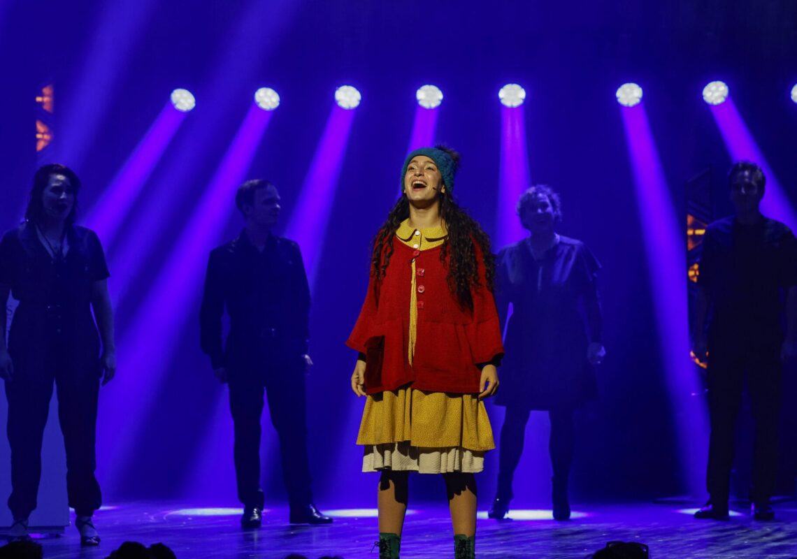 Deutscher Musical Theater Preis 2024 - Die Gala im Theater des Westens in Berlin, am 21.10.2024. 

Die Preisverleihung auf der Bühne im Theater des Westens.

Der Deutsche Musical Theater Preis ist einer der wichtigsten Bühnenpreise Deutschlands und zudem die einzige Auszeichnung für deutschsprachige Musicals, die von Profis an Profis verliehen wird. In 16 Kategorien nominiert die Deutsche Musical Akademie herausragende deutschsprachige Musicalproduktionen aus der Spielzeit 2023/2024 und lobt einen Ehrenpreis aus. Der Deutsche Musical Theater Preis wird am 21. Oktober im Rahmen einer großen Gala im Theater des Westens in Berlin verliehen. Durch den Abend führt Jannik Schümann. Zur Preisverleihung sind zahlreiche prominente Gäste aus Kultur, Politik und Show-Business eingeladen.
Photo: Deutsche Musical Akademie/mmacm.com
