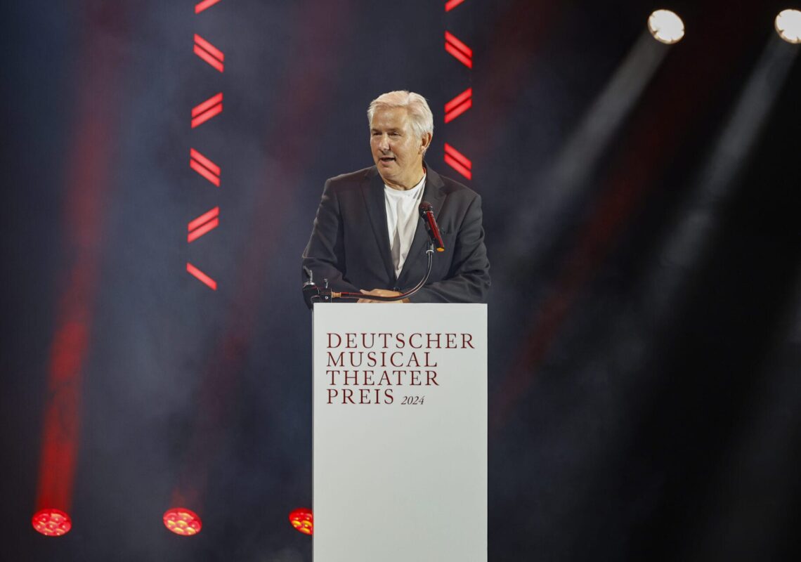 Deutscher Musical Theater Preis 2024 - Die Gala im Theater des Westens in Berlin, am 21.10.2024. 

Die Preisverleihung auf der Bühne im Theater des Westens.

Der Deutsche Musical Theater Preis ist einer der wichtigsten Bühnenpreise Deutschlands und zudem die einzige Auszeichnung für deutschsprachige Musicals, die von Profis an Profis verliehen wird. In 16 Kategorien nominiert die Deutsche Musical Akademie herausragende deutschsprachige Musicalproduktionen aus der Spielzeit 2023/2024 und lobt einen Ehrenpreis aus. Der Deutsche Musical Theater Preis wird am 21. Oktober im Rahmen einer großen Gala im Theater des Westens in Berlin verliehen. Durch den Abend führt Jannik Schümann. Zur Preisverleihung sind zahlreiche prominente Gäste aus Kultur, Politik und Show-Business eingeladen.
Photo: Deutsche Musical Akademie/mmacm.com