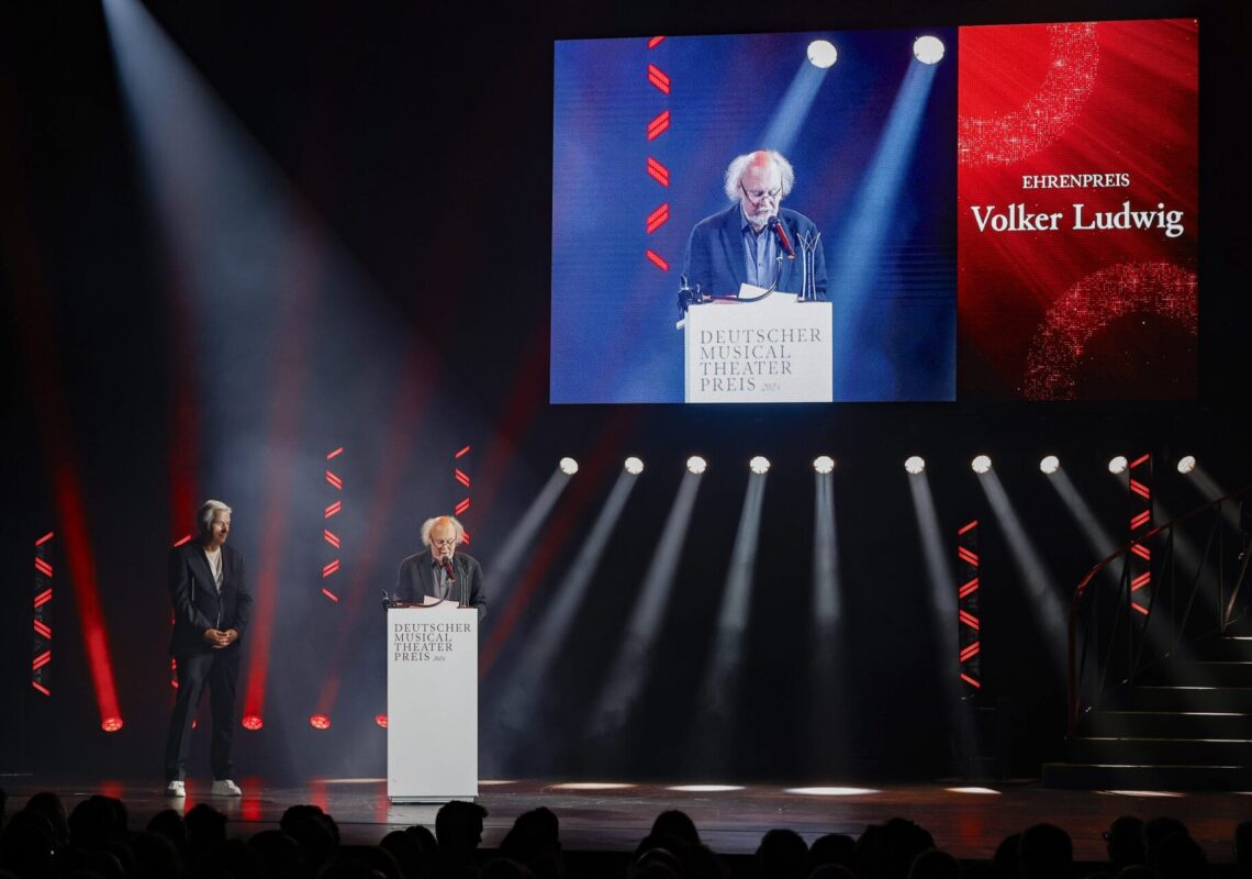 Deutscher Musical Theater Preis 2024 - Die Gala im Theater des Westens in Berlin, am 21.10.2024. 

Die Preisverleihung auf der Bühne im Theater des Westens.

Der Deutsche Musical Theater Preis ist einer der wichtigsten Bühnenpreise Deutschlands und zudem die einzige Auszeichnung für deutschsprachige Musicals, die von Profis an Profis verliehen wird. In 16 Kategorien nominiert die Deutsche Musical Akademie herausragende deutschsprachige Musicalproduktionen aus der Spielzeit 2023/2024 und lobt einen Ehrenpreis aus. Der Deutsche Musical Theater Preis wird am 21. Oktober im Rahmen einer großen Gala im Theater des Westens in Berlin verliehen. Durch den Abend führt Jannik Schümann. Zur Preisverleihung sind zahlreiche prominente Gäste aus Kultur, Politik und Show-Business eingeladen.
Photo: Deutsche Musical Akademie/mmacm.com