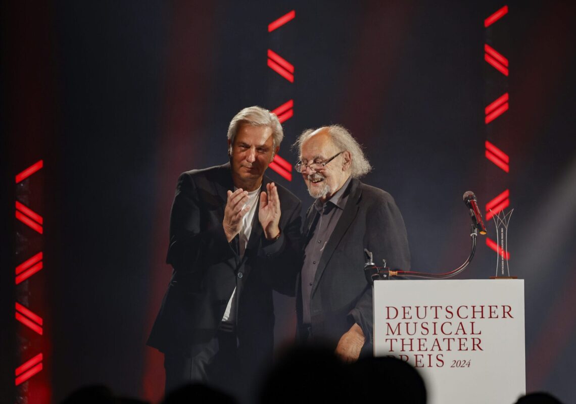 Deutscher Musical Theater Preis 2024 - Die Gala im Theater des Westens in Berlin, am 21.10.2024. 

Die Preisverleihung auf der Bühne im Theater des Westens.

Der Deutsche Musical Theater Preis ist einer der wichtigsten Bühnenpreise Deutschlands und zudem die einzige Auszeichnung für deutschsprachige Musicals, die von Profis an Profis verliehen wird. In 16 Kategorien nominiert die Deutsche Musical Akademie herausragende deutschsprachige Musicalproduktionen aus der Spielzeit 2023/2024 und lobt einen Ehrenpreis aus. Der Deutsche Musical Theater Preis wird am 21. Oktober im Rahmen einer großen Gala im Theater des Westens in Berlin verliehen. Durch den Abend führt Jannik Schümann. Zur Preisverleihung sind zahlreiche prominente Gäste aus Kultur, Politik und Show-Business eingeladen.
Photo: Deutsche Musical Akademie/mmacm.com