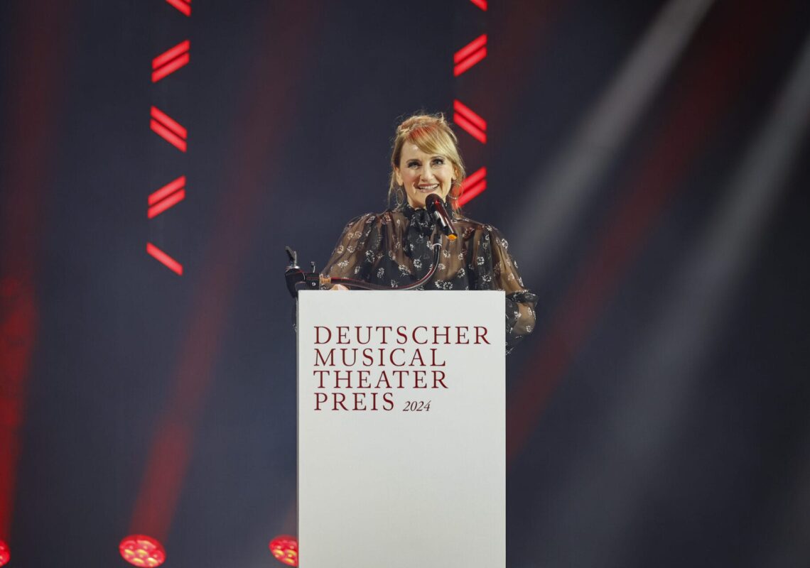 Deutscher Musical Theater Preis 2024 - Die Gala im Theater des Westens in Berlin, am 21.10.2024. 

Die Preisverleihung auf der Bühne im Theater des Westens.

Der Deutsche Musical Theater Preis ist einer der wichtigsten Bühnenpreise Deutschlands und zudem die einzige Auszeichnung für deutschsprachige Musicals, die von Profis an Profis verliehen wird. In 16 Kategorien nominiert die Deutsche Musical Akademie herausragende deutschsprachige Musicalproduktionen aus der Spielzeit 2023/2024 und lobt einen Ehrenpreis aus. Der Deutsche Musical Theater Preis wird am 21. Oktober im Rahmen einer großen Gala im Theater des Westens in Berlin verliehen. Durch den Abend führt Jannik Schümann. Zur Preisverleihung sind zahlreiche prominente Gäste aus Kultur, Politik und Show-Business eingeladen.
Photo: Deutsche Musical Akademie/mmacm.com