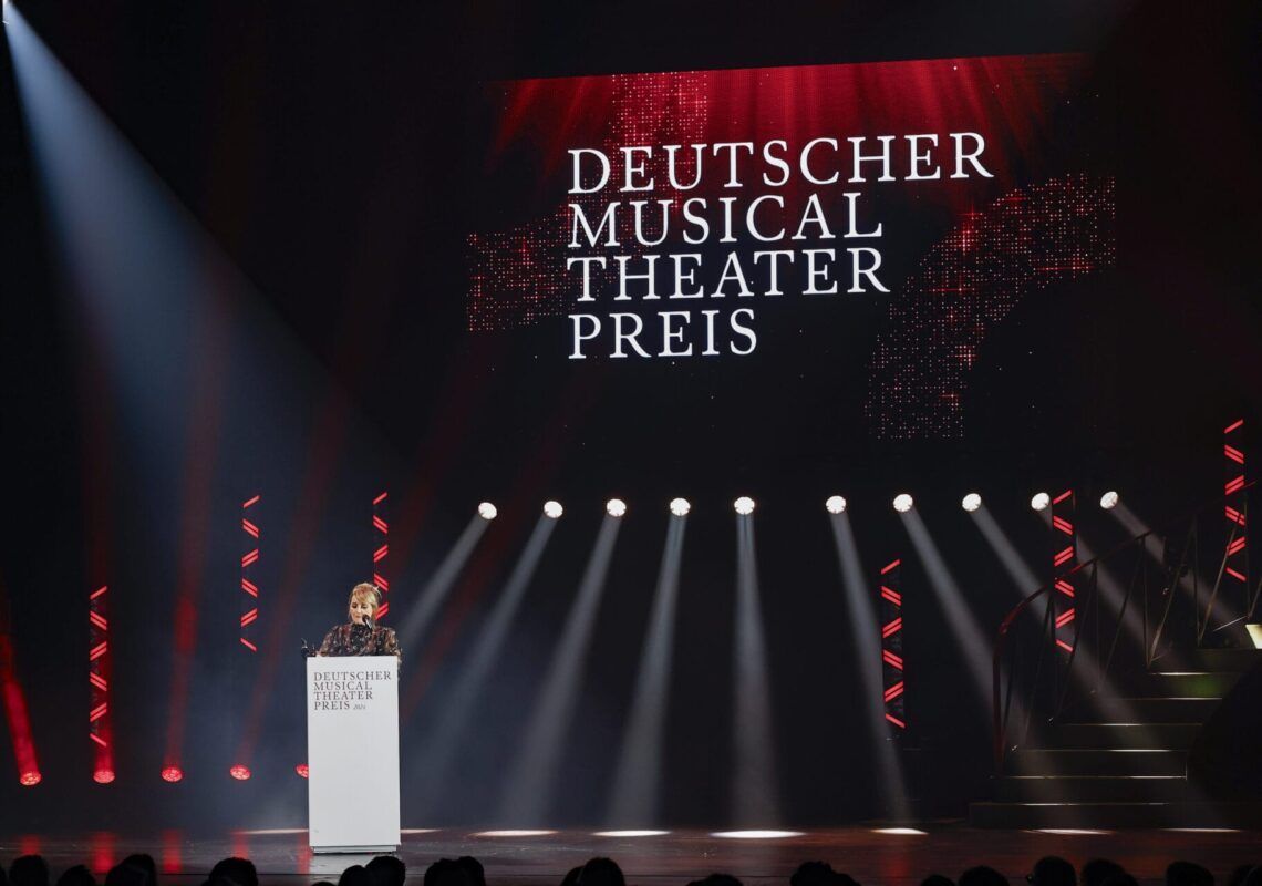 Deutscher Musical Theater Preis 2024 - Die Gala im Theater des Westens in Berlin, am 21.10.2024. 

Die Preisverleihung auf der Bühne im Theater des Westens.

Der Deutsche Musical Theater Preis ist einer der wichtigsten Bühnenpreise Deutschlands und zudem die einzige Auszeichnung für deutschsprachige Musicals, die von Profis an Profis verliehen wird. In 16 Kategorien nominiert die Deutsche Musical Akademie herausragende deutschsprachige Musicalproduktionen aus der Spielzeit 2023/2024 und lobt einen Ehrenpreis aus. Der Deutsche Musical Theater Preis wird am 21. Oktober im Rahmen einer großen Gala im Theater des Westens in Berlin verliehen. Durch den Abend führt Jannik Schümann. Zur Preisverleihung sind zahlreiche prominente Gäste aus Kultur, Politik und Show-Business eingeladen.
Photo: Deutsche Musical Akademie/mmacm.com