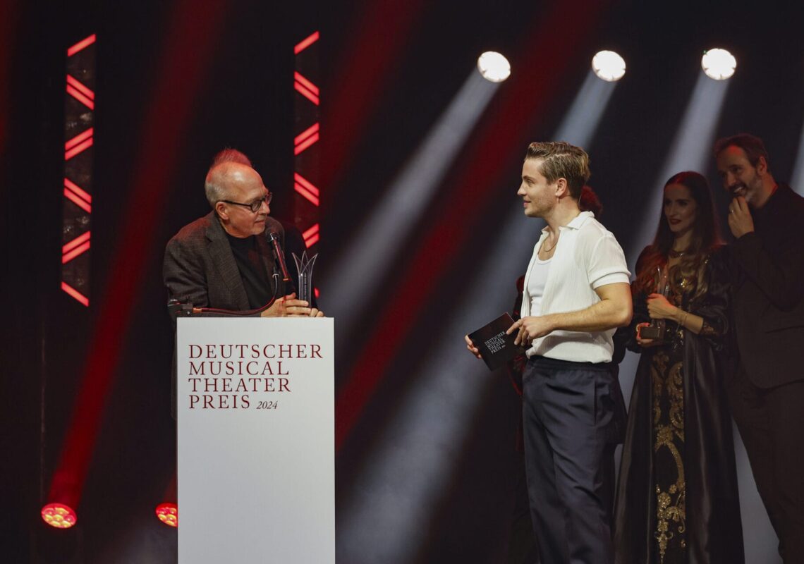 Deutscher Musical Theater Preis 2024 - Die Gala im Theater des Westens in Berlin, am 21.10.2024. 

Die Preisverleihung auf der Bühne im Theater des Westens.

Der Deutsche Musical Theater Preis ist einer der wichtigsten Bühnenpreise Deutschlands und zudem die einzige Auszeichnung für deutschsprachige Musicals, die von Profis an Profis verliehen wird. In 16 Kategorien nominiert die Deutsche Musical Akademie herausragende deutschsprachige Musicalproduktionen aus der Spielzeit 2023/2024 und lobt einen Ehrenpreis aus. Der Deutsche Musical Theater Preis wird am 21. Oktober im Rahmen einer großen Gala im Theater des Westens in Berlin verliehen. Durch den Abend führt Jannik Schümann. Zur Preisverleihung sind zahlreiche prominente Gäste aus Kultur, Politik und Show-Business eingeladen.
Photo: Deutsche Musical Akademie/mmacm.com
