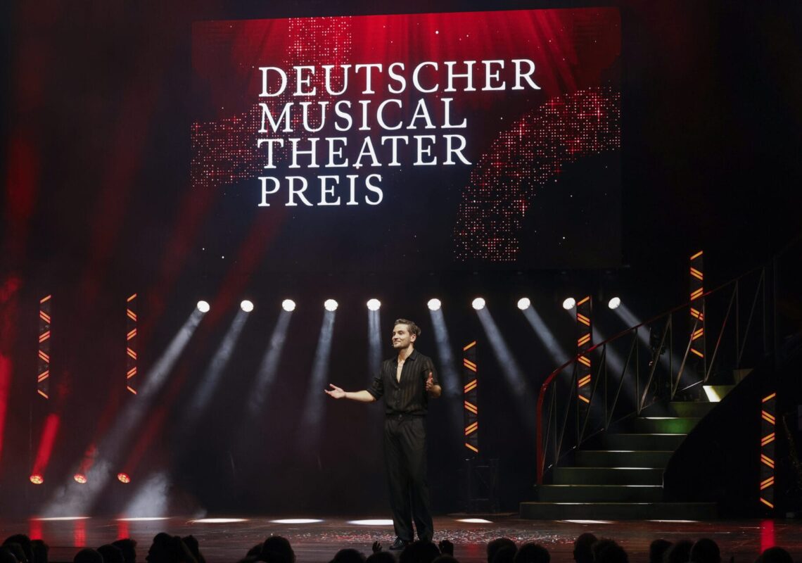 Deutscher Musical Theater Preis 2024 - Die Gala im Theater des Westens in Berlin, am 21.10.2024. 

Die Preisverleihung auf der Bühne im Theater des Westens.

Der Deutsche Musical Theater Preis ist einer der wichtigsten Bühnenpreise Deutschlands und zudem die einzige Auszeichnung für deutschsprachige Musicals, die von Profis an Profis verliehen wird. In 16 Kategorien nominiert die Deutsche Musical Akademie herausragende deutschsprachige Musicalproduktionen aus der Spielzeit 2023/2024 und lobt einen Ehrenpreis aus. Der Deutsche Musical Theater Preis wird am 21. Oktober im Rahmen einer großen Gala im Theater des Westens in Berlin verliehen. Durch den Abend führt Jannik Schümann. Zur Preisverleihung sind zahlreiche prominente Gäste aus Kultur, Politik und Show-Business eingeladen.
Photo: Deutsche Musical Akademie/mmacm.com