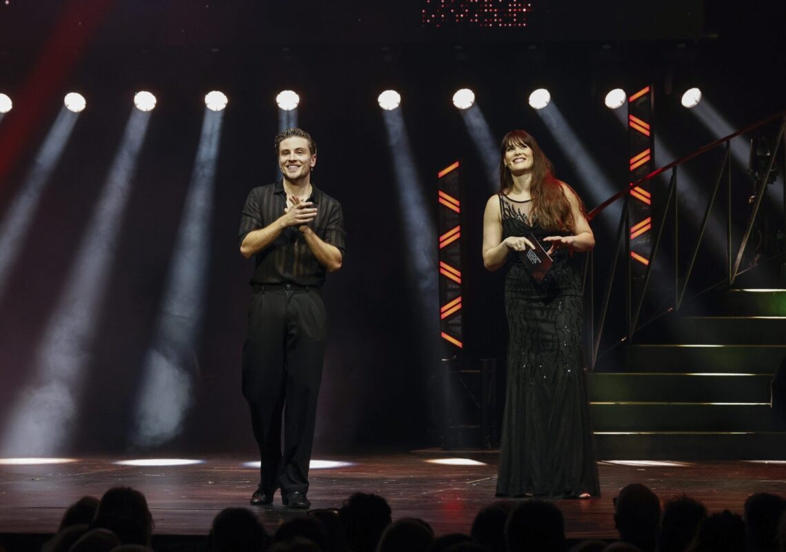 Deutscher Musical Theater Preis 2024 - Die Gala im Theater des Westens in Berlin, am 21.10.2024. 

Die Preisverleihung auf der Bühne im Theater des Westens.

Der Deutsche Musical Theater Preis ist einer der wichtigsten Bühnenpreise Deutschlands und zudem die einzige Auszeichnung für deutschsprachige Musicals, die von Profis an Profis verliehen wird. In 16 Kategorien nominiert die Deutsche Musical Akademie herausragende deutschsprachige Musicalproduktionen aus der Spielzeit 2023/2024 und lobt einen Ehrenpreis aus. Der Deutsche Musical Theater Preis wird am 21. Oktober im Rahmen einer großen Gala im Theater des Westens in Berlin verliehen. Durch den Abend führt Jannik Schümann. Zur Preisverleihung sind zahlreiche prominente Gäste aus Kultur, Politik und Show-Business eingeladen.
Photo: Deutsche Musical Akademie/mmacm.com