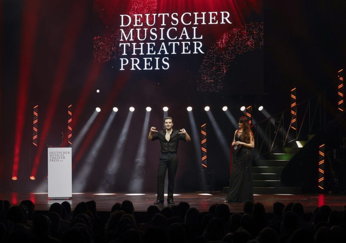 Deutscher Musical Theater Preis 2024 - Die Gala im Theater des Westens in Berlin, am 21.10.2024. 

Die Preisverleihung auf der Bühne im Theater des Westens.

Der Deutsche Musical Theater Preis ist einer der wichtigsten Bühnenpreise Deutschlands und zudem die einzige Auszeichnung für deutschsprachige Musicals, die von Profis an Profis verliehen wird. In 16 Kategorien nominiert die Deutsche Musical Akademie herausragende deutschsprachige Musicalproduktionen aus der Spielzeit 2023/2024 und lobt einen Ehrenpreis aus. Der Deutsche Musical Theater Preis wird am 21. Oktober im Rahmen einer großen Gala im Theater des Westens in Berlin verliehen. Durch den Abend führt Jannik Schümann. Zur Preisverleihung sind zahlreiche prominente Gäste aus Kultur, Politik und Show-Business eingeladen.
Photo: Deutsche Musical Akademie/mmacm.com
