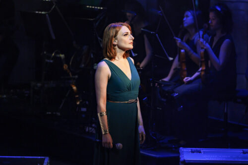 STAGE ENTERTAINMENT: 
BEST OF MUSICALS LIVE IN CONCERT begeistert das Publikum im Stage Theater Neue Flora Hamburg 

Umjubelte Premiere am 31. März 2025 +++ Highlights aus 25 Jahren Musicals von Stage in Deutschland

Hamburg, 31. März 2025       Standing Ovations für das „Who is Who“ der deutschen Musicalszene bei der ersten von insgesamt acht Aufführungen von BEST OF MUSICLAS LIVE IN CONCERT. „25 Jahre Stage Entertainment, 25 Heartbeats, 25 Momente“ ist das Motto dieses besonderen Musicalkonzertes, bei dem Philipp Büttner, Judith Caspari, Mathias Edenborn, Gino Emnes, Alexander Klaws, Kristina Love und Willemijn Verkaik beliebte Musicalsongs der vergangenen 25 Jahre präsentieren – teils in vertrauter Version, teils überraschend neu verpackt und immer wieder garniert mit persönlichen Geschichten, die so nur das Theater schreibt. Begleitet werden die Solisten vom Live-Orchester des Stage Theaters Neue Flora. Insgesamt wird es acht Aufführungen von BEST OF MUSICALS LIVE IN CONCERT geben: am 31. März sowie am 1., 7., 8., 21., 22., 28. und 29. April 2025. 
Photo: Stage Entertainment/Morris MacMatzen
####
Verwendung honorarfrei im Zusammenhang mit der redaktionellen Berichterstattung zu Stage Entertainment’s „BEST OF MUSICAL LIVE IN CONCERT 2025“.
####