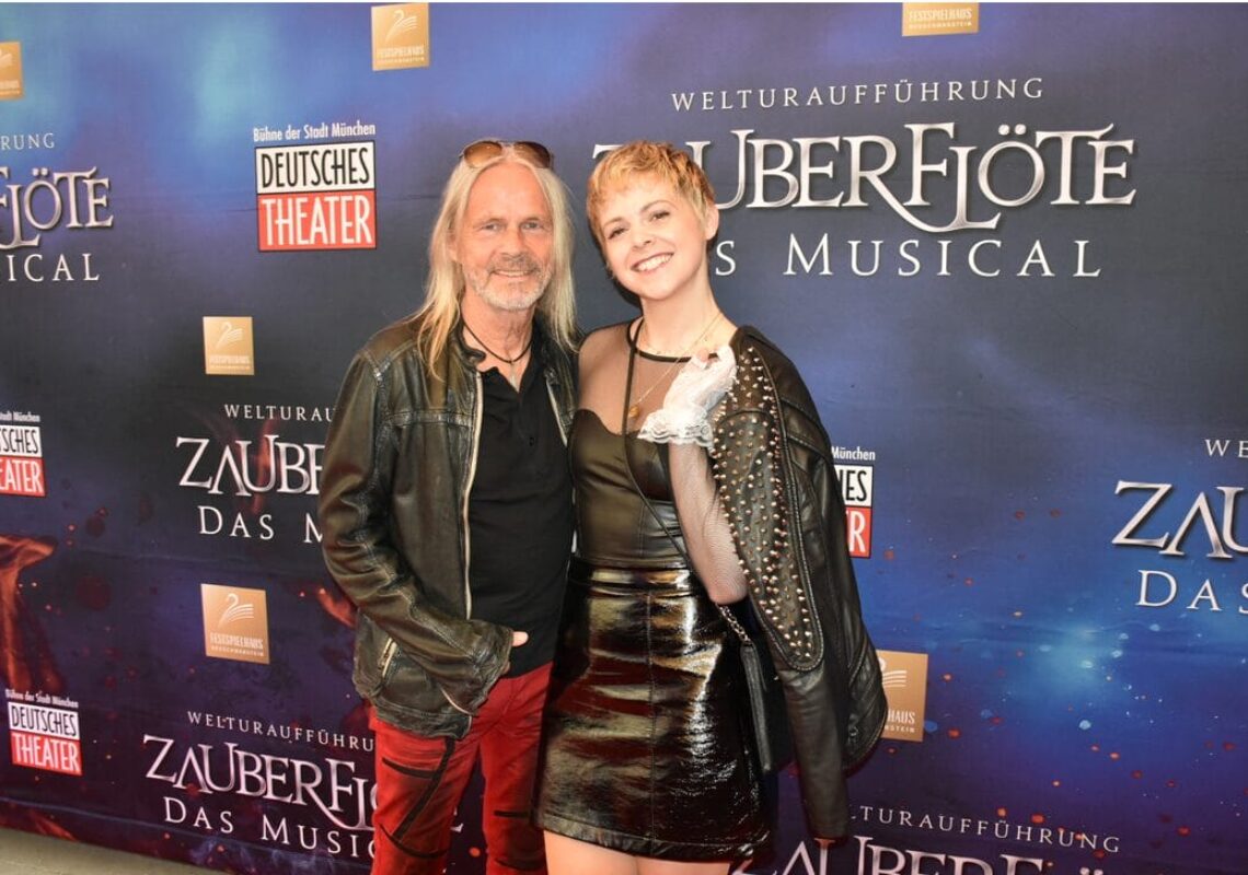 screenshot-2024-06-18-at-17-58-13-musical-zauberfloete-die-schoensten-fotos-vom-roten-teppich-und-der-premierenfeier-der-welturauffuehrung
