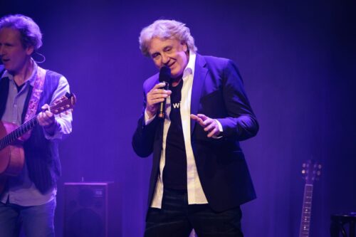 SCHMIDTCHEN: „Spuren im Sand“ HP Lengkeit ist Haui – Peter Engelhardt begleitet - Hamburg-Premiere Regie: Gerburg Jahnke Das Wichtigste an diesem Abend sind natürlich die Songs von Howard Carpendale, mit denen Heinz Peter Lengkeit – der wunderbarste Haui, den man sich vorstellen kann – zusammen mit Peter Engelhardt an der Gitarre die Geschichte eines Lebens erzählt. Das meiste an dieser Geschichte ist wahr. Und auch wenn viele Menschen im Publikum meinen, keine Carpendale-Fans zu sein, können sie doch jedes Lied mitsingen. Zu ihrem eigenen Erstaunen. HP Lengkeit ist komödiantisch, bisweilen albern und sehr persönlich. Ist das ein Tribut an Carpendale? Ja, definitv. Ein Blick auf die ganzen Jahre, in denen sich die deutsche Popmusik immer wieder geändert hat? Auch das! Was bleibt, ist in Musik geronnene Sehnsucht! Photo: Morris Mac Matzen/mmacm.com für SchmidtsTIVOLI Regie: Gerburg Jahnke Buch: Heinz Peter Lengkeit / Gerburg Jahnke Musik: Peter Engelhardt 3. bis 6. April / 17. bis 20. April / 22. bis 25. Mai 2024 im Schmidtchen Theater. Reeperbahn. Mi 19 Uhr, Do 19.30 Uhr, Fr + Sa 20 Uhr Karten ab € 21,70 Karten unter 040 / 31 77 88 99 und www.tivoli.de ###Verwendung honorarfrei im Zusammenhang mit redaktioneller Berichterstattung zu - „Spuren im Sand“ HP Lengkeit ist Haui – Peter Engelhardt begleitet im ‚Schmidtchen’ - Hamburg.###