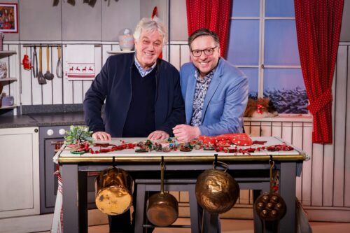 TIVOLI: 
Die Weihnachtsbäckerei“ kommt!
Das Hamburger Schmidts Tivoli spielt den Musicalhit im Winter 2023 jetzt auch in Berlin, Bremen und Duisburg.
Hier, Rolf Zuckowski (Komponist, Musikproduzent und Autor) und Martin Lingnau (Komposition & künstl. Leiter Schmidt-Bühnen).
Seit der Uraufführung 2018 steht „Die Weihnachtsbäckerei“ jeden Advent fest auf dem Spielplan im Schmidts Tivoli. Im Winter 2023 bringt die Kiezbühne das Familienmusical jetzt erstmals in gleich vier deutschen Großstädten zur Aufführung: Neben Hamburg sind auch Berlin, Bremen und Duisburg als Spielorte dabei. Der Vorverkauf läuft.
So schnell können Traditionen wachsen: Für viele Familien aus Hamburg und dem Norden gehört der gemeinsame Besuch der „Weihnachtsbäckerei“ im Schmidts Tivoli schon fest zum alljährlichen Vorweihnachtsprogramm. In diesem Winter bringt das Kieztheater die gefeierte Produktion von Martin Lingnau und Hannah Kohl jetzt in gleich drei weiteren großen deutschen Spielstätten auf die Bühne: Vom 24. November bis 27. Dezember spielt „Die Weihnachtbäckerei“ im Theater des Westens in Berlin, vom 2. bis 6. Dezember im Metropol Theater in Bremen und vom 8. bis 17. Dezember dann im Duisburger Theater am Marientor. Im Schmidts Tivoli auf St. Pauli ist das Musical vom 18. November bis zum 26. Dezember zu erleben.
„‚Die Weihnachtsbäckerei‘ liegt mir sehr am Herzen. Meine Lieder auf eine Musicalbühne zu bringen, und zwar so, dass ich mit dem Ergebnis glücklich sein würde, war also gar nicht so selbstverständlich. Umso dankbarer bin ich nun, dass sich das Familienmusical in Hamburg bereits zu einer lieb gewonnenen Tradition in der Adventszeit entwickelt hat! Ich finde es großartig, dass wir ‚Die Weihnachtsbäckerei‘ dieses Jahr in vier deutschen Großstädten präsentieren können“, sagt Rolf Zuckowski.
Der liebe- und fantasievoll von Carolin Spieß inszenierte Musicalspaß erzählt eine turbulente Geschichte zur Vorweihnachtszeit, in die 2