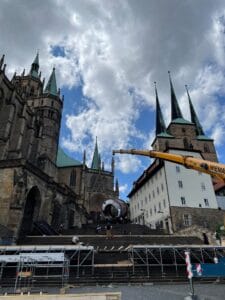 Musical "Anatevka": Die Aufbauarbeiten am Domplatz laufen auf Hochtouren » Anatevka