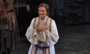 Neuinszenierung von "Die Päpstin": Überragende Premiere in Hameln mit einer brillierenden Verena Mackenberg! » Die Päpstin